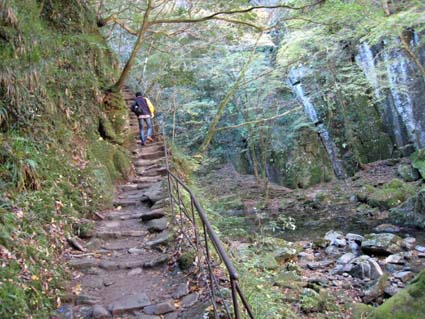 赤目四十八滝（荷担滝への階段）　日本漢文の世界 kambun.jp
