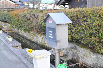 藤樹書院の門前の鯉の餌の無人販売所